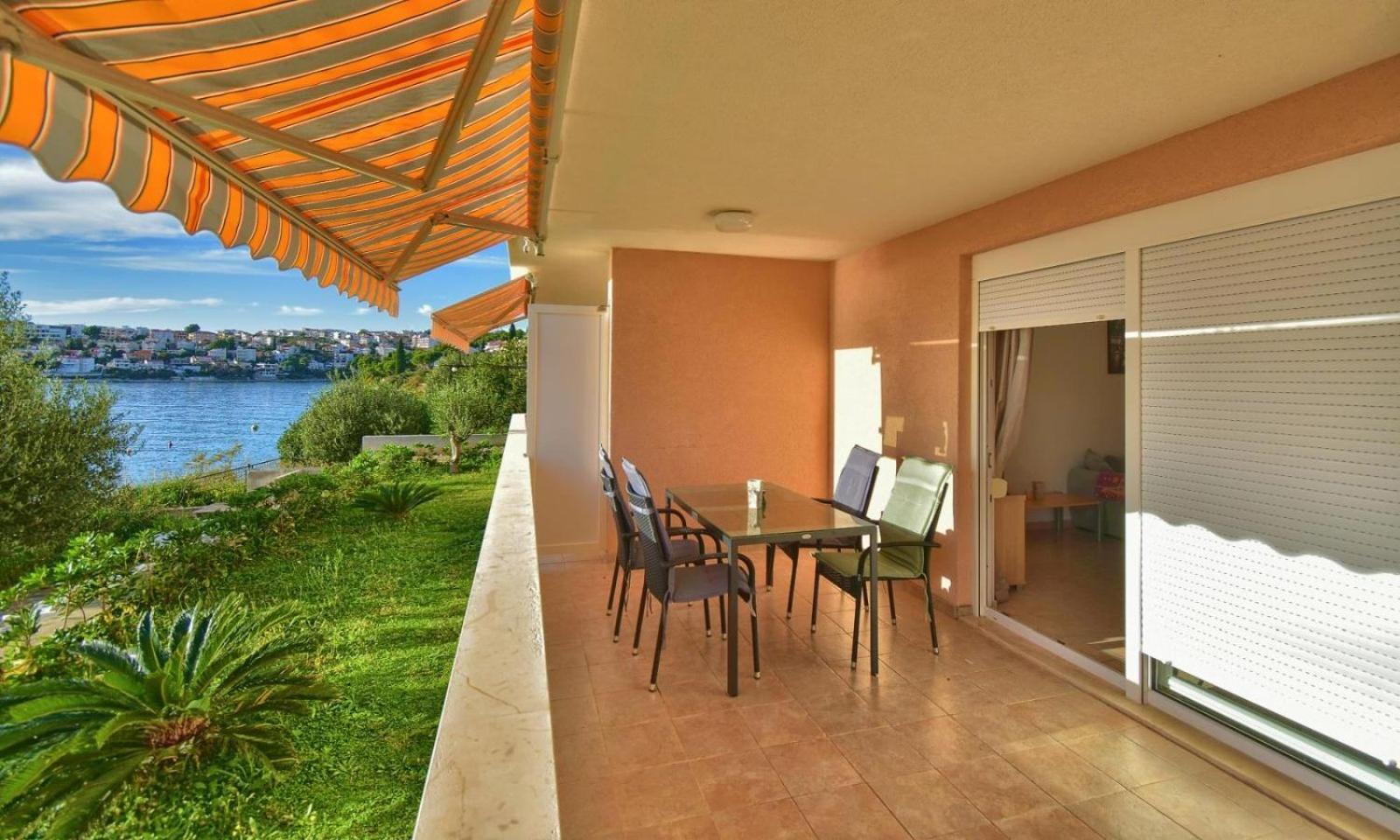 Apartments Dominika Trogir Exteriör bild